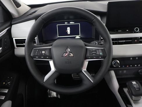 Used 2025 Mitsubishi Outlander AWD image 44
