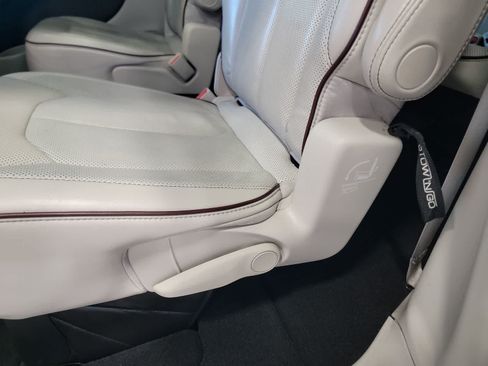 Used 2020 Chrysler Pacifica Limited FWD image 32