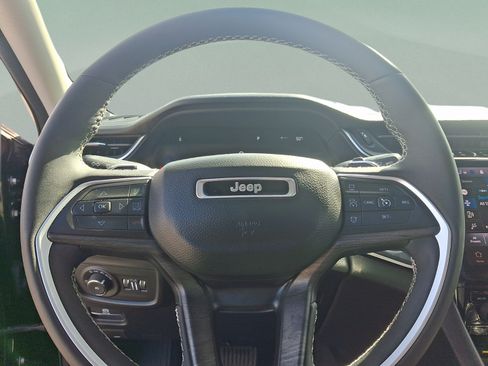 Used 2023 Jeep Grand Cherokee Limited w/ Luxury Tech Group II AWD/4WD image 18