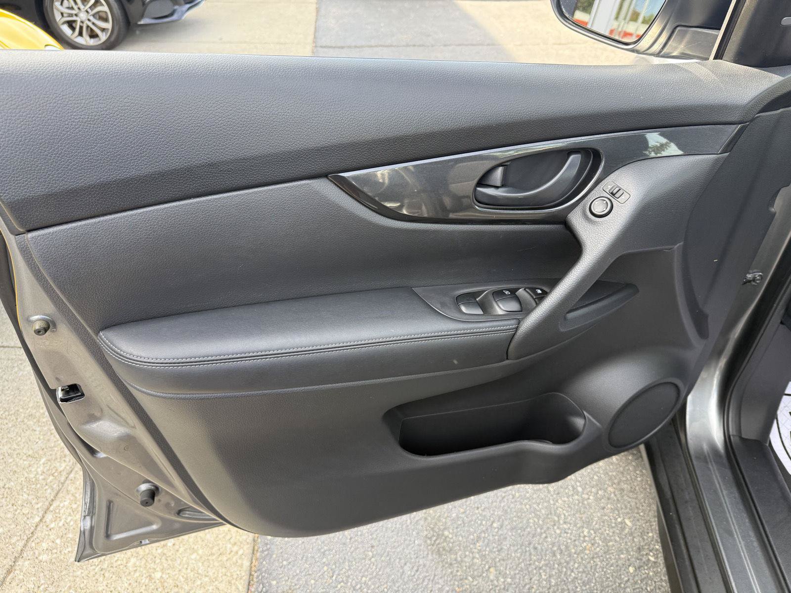 Used 2020 Nissan Rogue S AWD/4WD image 24