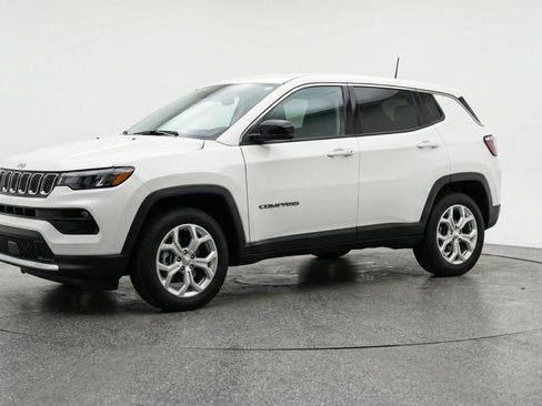 Used 2025 Jeep Compass Latitude AWD/4WD image 3