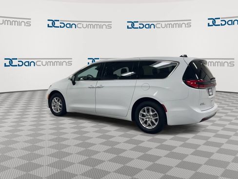 Used 2023 Chrysler Pacifica Touring-L FWD image 6