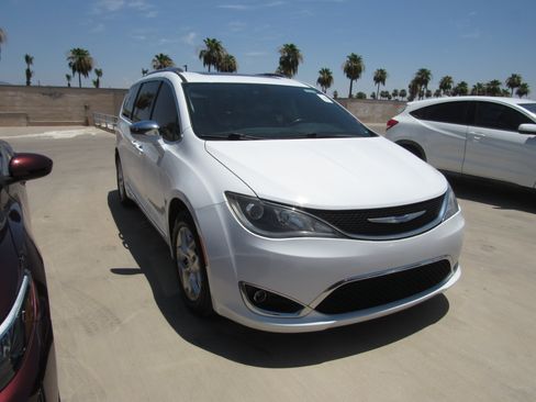 Used 2020 Chrysler Pacifica Limited FWD image 2