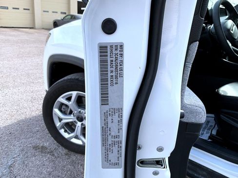 Certified 2025 Jeep Compass Latitude image 7