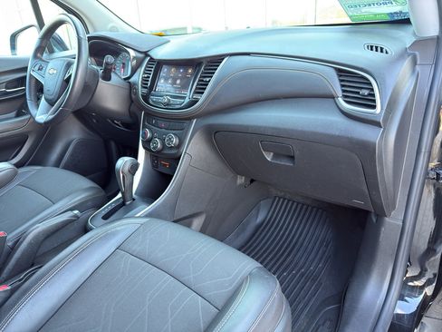 Used 2022 Chevrolet Trax LT w/ Midnight Edition AWD/4WD image 39