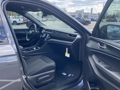 New 2025 Jeep Grand Cherokee L Laredo image 27