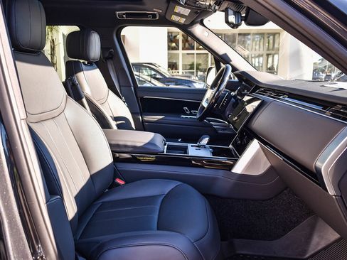 Certified 2025 Land Rover Range Rover SE image 18