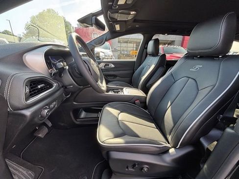 New 2026 Chrysler Pacifica Limited w/ S Appearance Package image 17