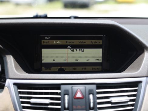 Used 2010 Mercedes-Benz E 350 4MATIC Sedan image 31