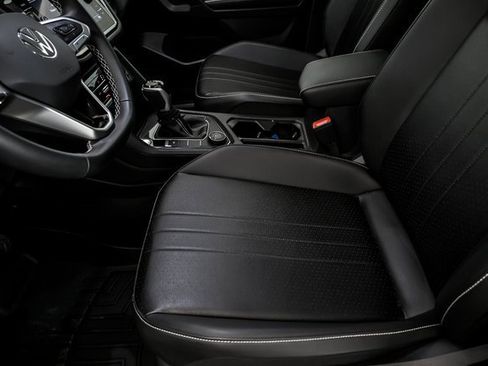 Certified 2024 Volkswagen Tiguan SE image 11