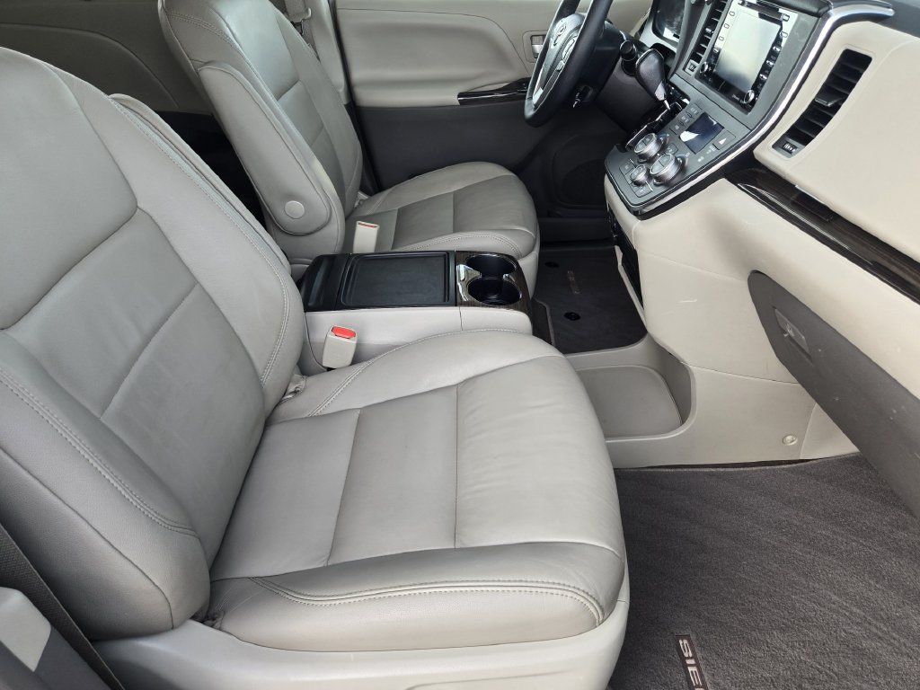 Used 2018 Toyota Sienna XLE w/ XLE Navigation Package FWD image 14