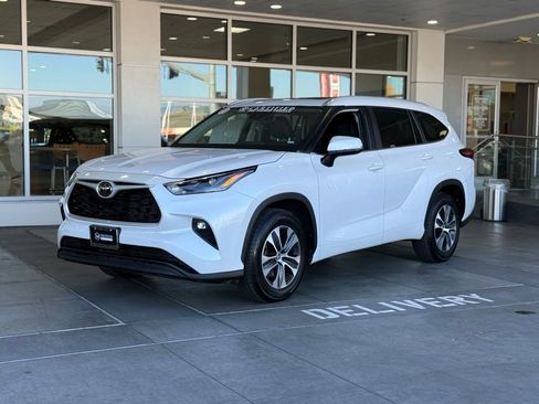 Certified 2023 Toyota Highlander XLE image 2