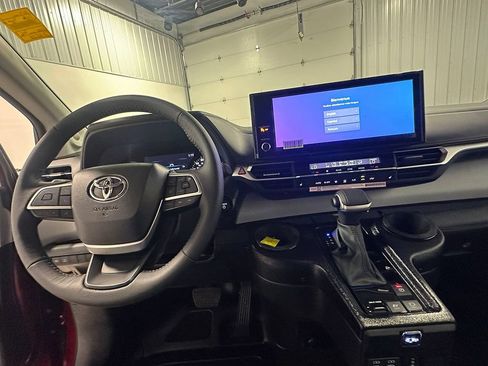 Used 2026 Toyota Sienna XLE FWD image 43