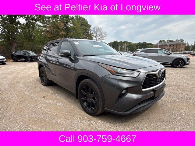 Used 2023 Toyota Highlander LE FWD image 7