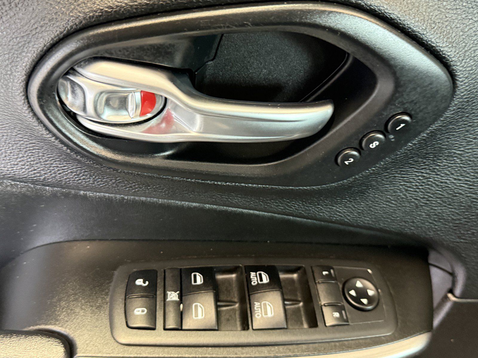 Used 2019 Jeep Cherokee Limited AWD/4WD image 24