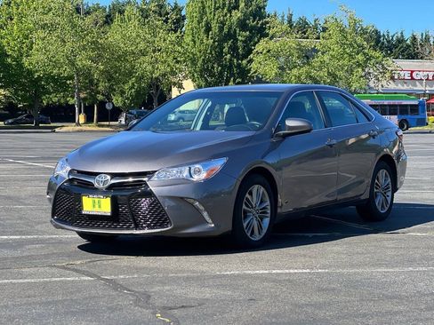 Used 2017 Toyota Camry SE FWD image 1