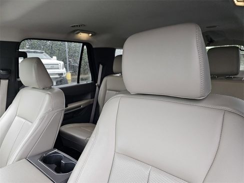 Used 2021 Ford Expedition XLT image 17