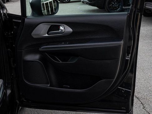 Used 2023 Chrysler Pacifica Touring-L w/ S Appearance Package image 13