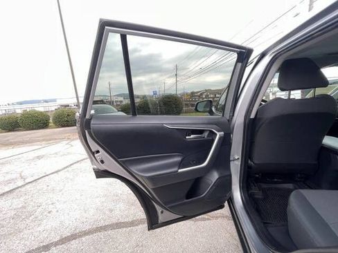 Used 2019 Toyota RAV4 XLE FWD image 11