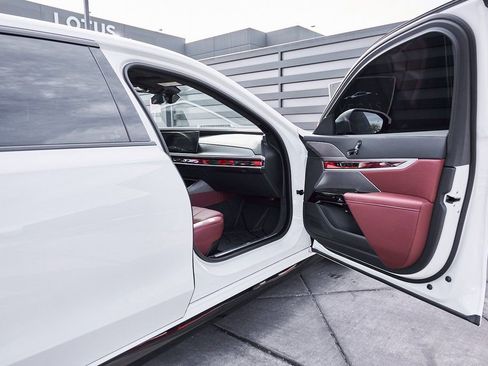 Used 2025 BMW 760i xDrive w/ Premium Package image 24