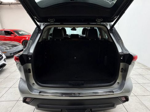 Used 2020 Toyota Highlander XLE AWD/4WD image 18