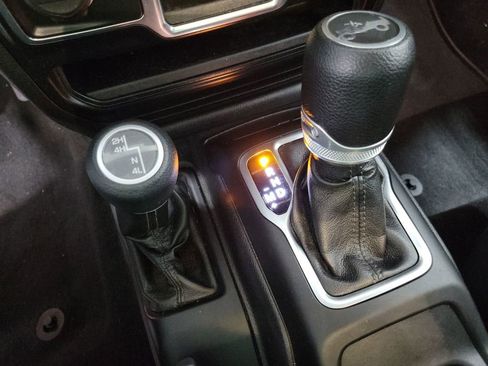 Used 2019 Jeep Wrangler Sport image 28