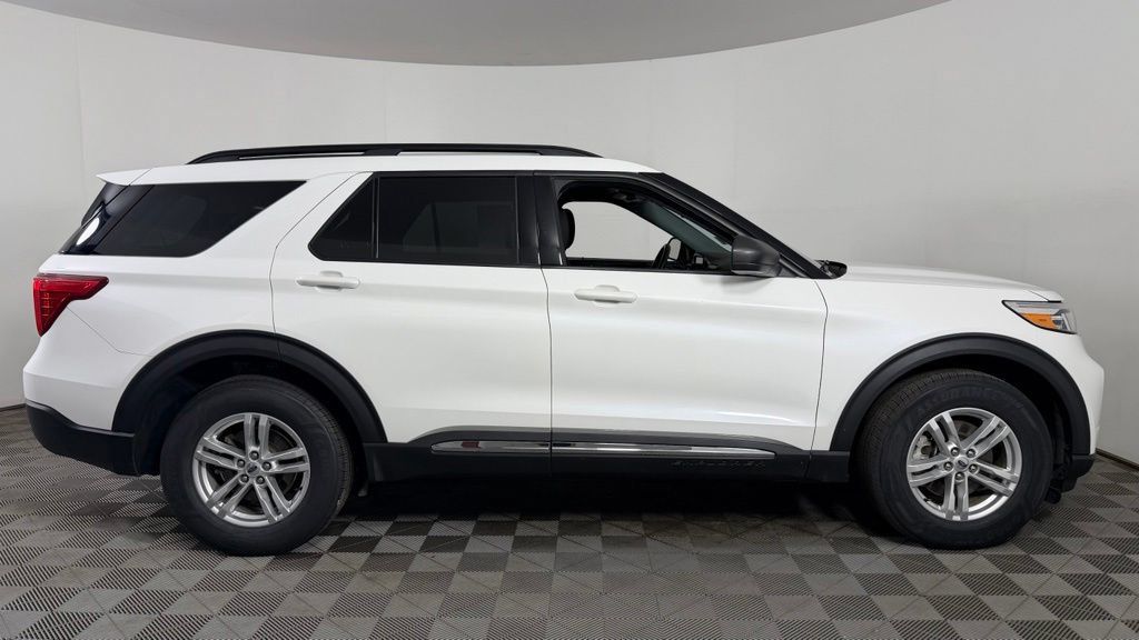 Used 2023 Ford Explorer XLT AWD/4WD image 9