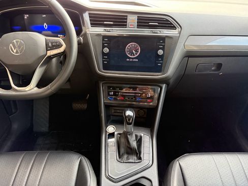 Used 2022 Volkswagen Tiguan SE w/ Panoramic Sunroof Package FWD image 11
