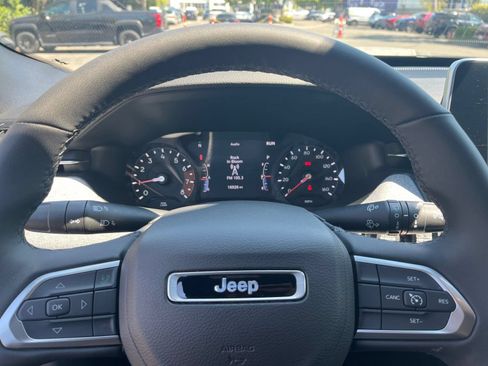 Used 2025 Jeep Compass Latitude AWD/4WD image 28