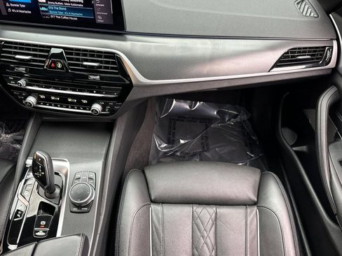 Used 2022 BMW 530e w/ Premium Package image 30