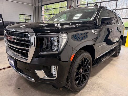 Used 2024 GMC Yukon SLT w/ SLT Premium Package AWD/4WD image 4