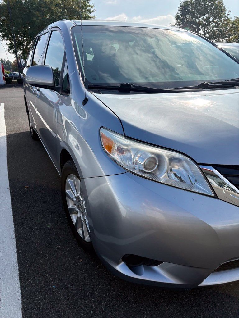 Used 2011 Toyota Sienna LE w/ Towing Pkg AWD/4WD image 2