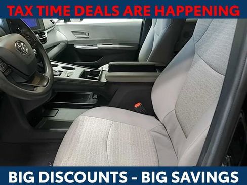 Used 2025 Toyota Sienna LE image 3
