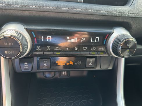 Used 2019 Toyota RAV4 XLE w/ Convenience Package FWD image 16