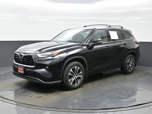 Used 2022 Toyota Highlander XLE image 2