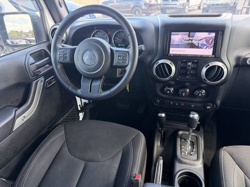 Used 2017 Jeep Wrangler Unlimited Rubicon w/ Connectivity Group AWD/4WD image 16