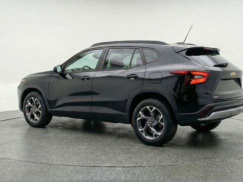 Used 2025 Chevrolet Trax LT FWD image 9