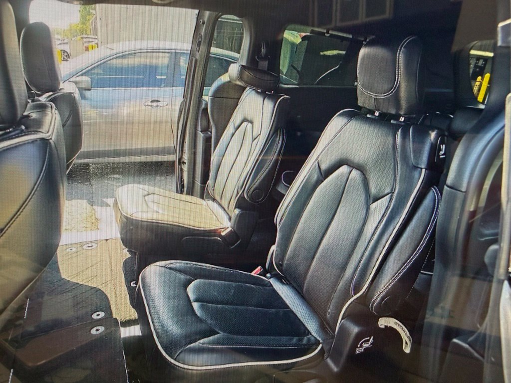 Used 2025 Chrysler Pacifica Limited FWD image 9