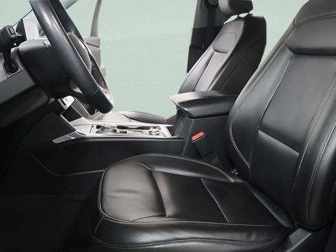 Used 2022 Ford Explorer XLT w/ Equipment Group 202A image 22