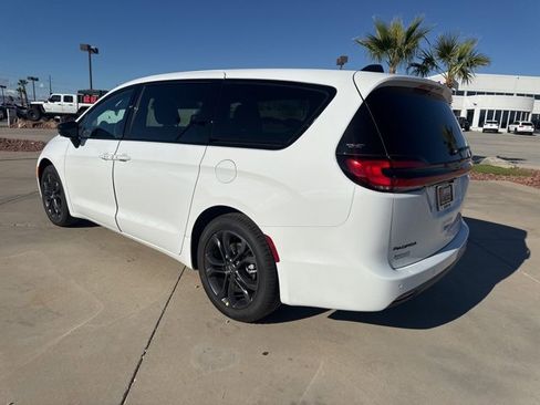 New 2026 Chrysler Pacifica Select image 3