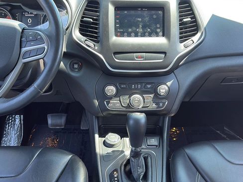 Used 2019 Jeep Cherokee Latitude Plus w/ Cold Weather Group AWD/4WD image 12