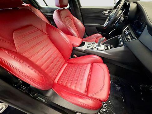 Used 2022 Alfa Romeo Giulia Veloce RWD image 15