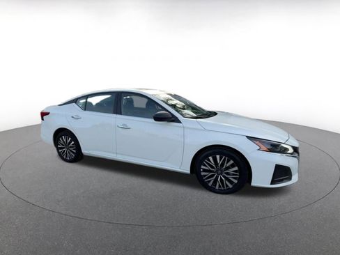 Used 2025 Nissan Altima 2.5 SV image 2