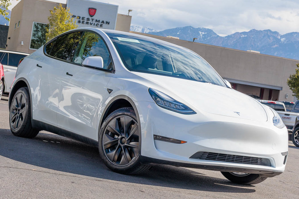 Used 2023 Tesla Model Y Long Range AWD/4WD image 1