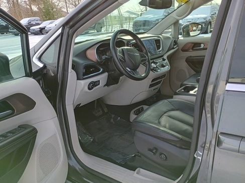Used 2019 Chrysler Pacifica Touring-L Plus image 23
