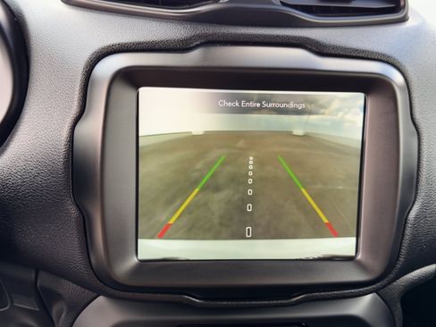 Used 2021 Jeep Renegade Latitude FWD image 24