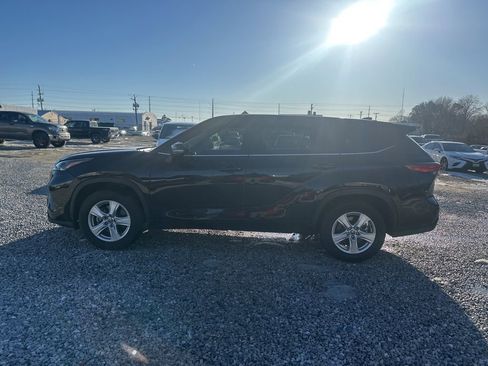Used 2023 Toyota Highlander LE image 2