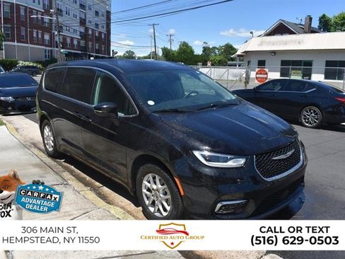 Used 2025 Chrysler Pacifica Select FWD image 4