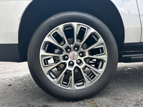 Used 2025 GMC Yukon XL Denali w/ Denali Reserve Package AWD/4WD image 18