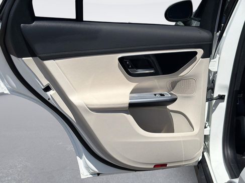 Used 2024 Mercedes-Benz GLC 300 image 23